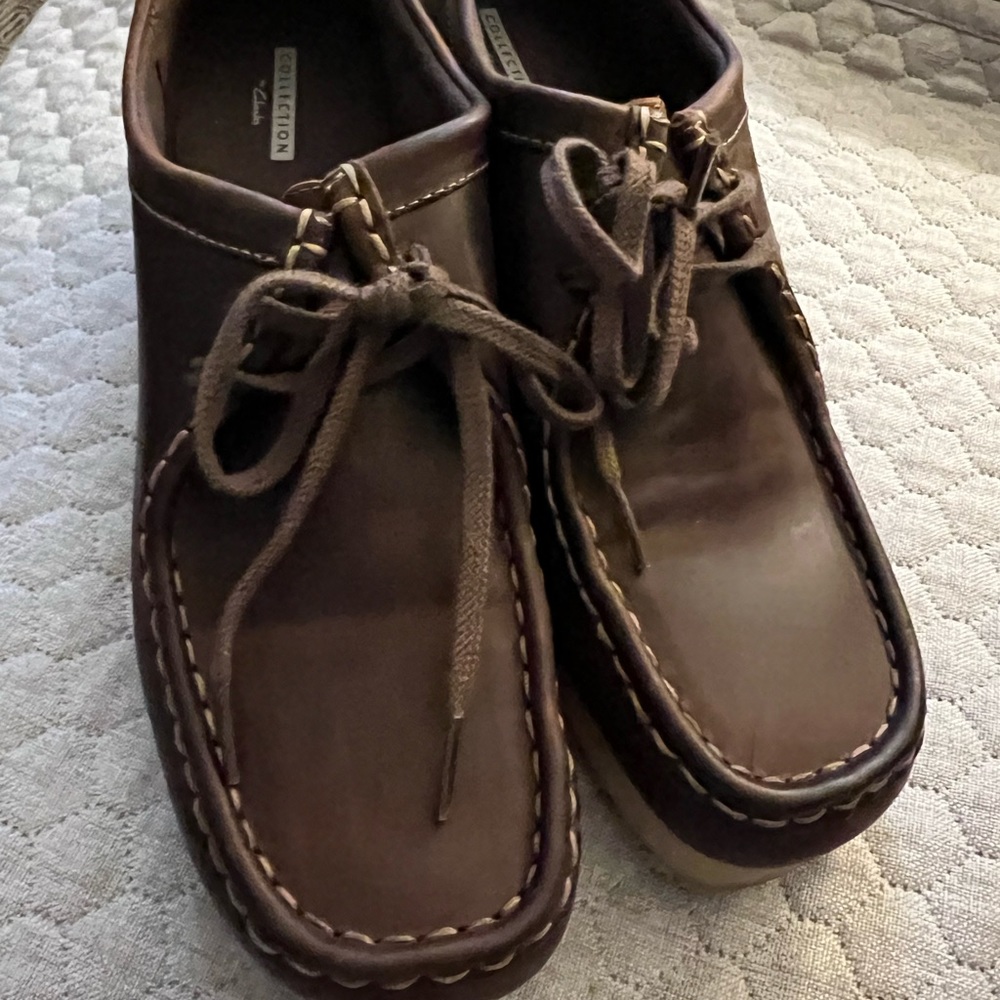 Woman’s Clark low leather shoes